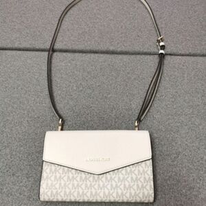 Authentic Michael Kors Jet Set Envelope Crossbody Vanilla Signature